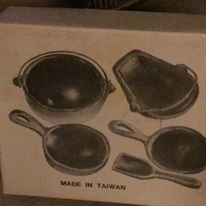 Lot of 4 Vtg Mini Cast Iron Skillet Frying Pan Set